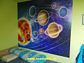 Za posteľou v detskej izbe vynikne aj fototapeta slnečnej sústavy s planétami